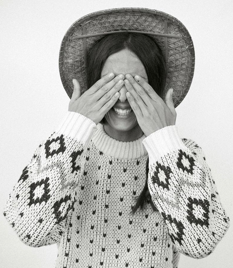 Gros pull douillet + chapeau en paille + espi�glerie = le bon mix