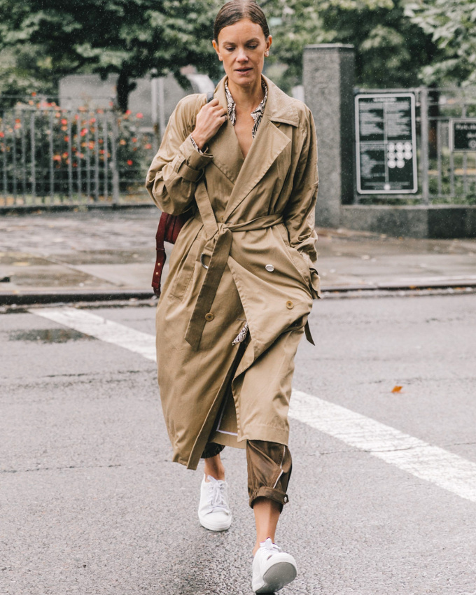 Laisser appara�tre un peu de peau au sein d'un look de pluie, ou comment twister subtilement ce dernier !