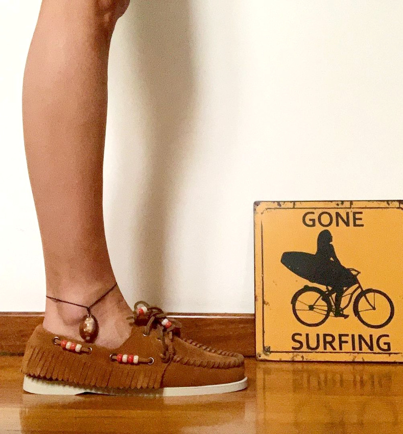 Avec ses perles color�es et sa d�gaine hybride, cette paire de mocassins ne manque pas de charme !