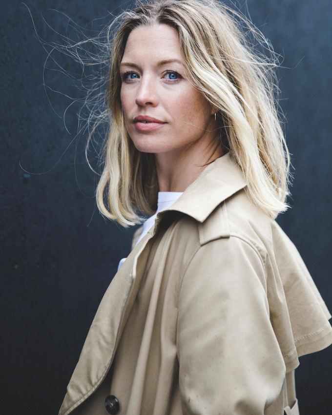 Rien de tel qu'un balayage lumineux pour �gayer un trench camel !