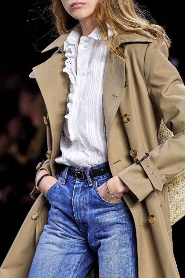 Chemise volant�e + trench + jean flare = le bon mix