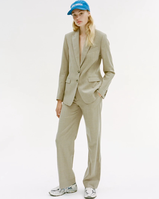 Toujours relever d'un coloris vivifiant ses total looks de teintes pass�es !