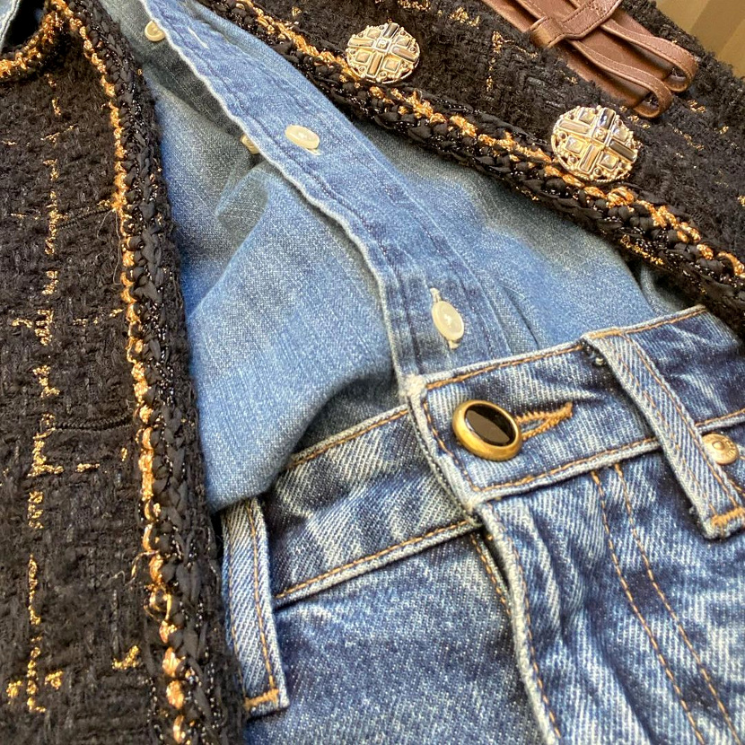 Veste Chanel + total look jean = le bon mix