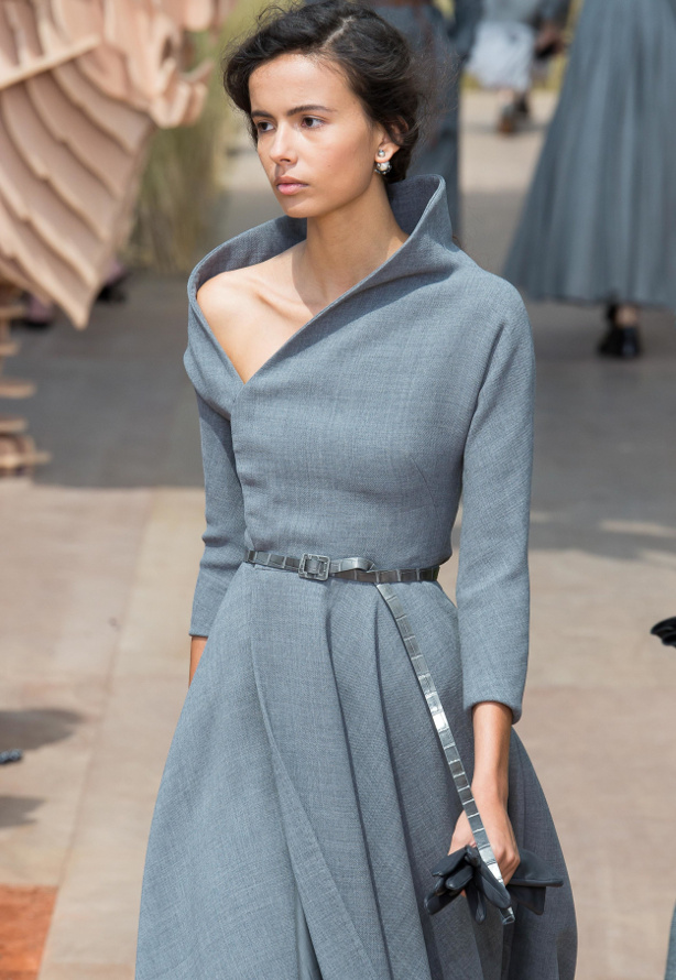 M�lant classicisme et twist subtil, cette toilette conjugue au pr�sent la notion d'�l�gance