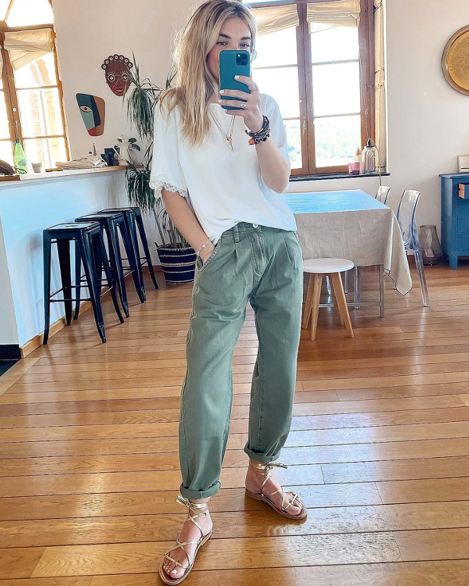 Top loose blanc + chino kaki roulott� sur la cheville + fines sandales dor�es + nonchalance joyeuse = le bon mix