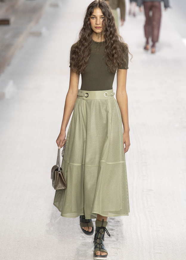 Tee-shirt moulant + ample jupe taille haute + cama�eu de vert = le bon mix