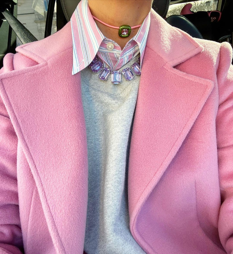 Rose + gris + pi�ce casual + bijoux fantaisie = le bon mix