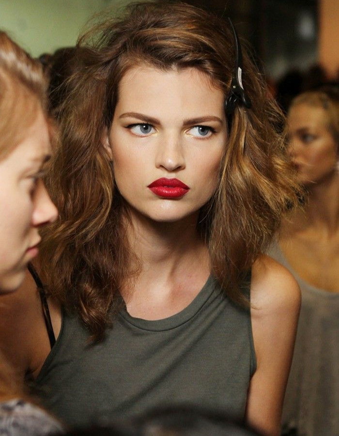 Rouge � l�vre soutenu + marcel loose = le bon mix