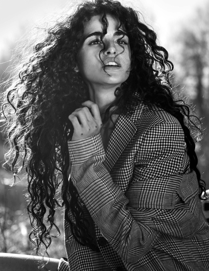 Contrebalancer une tenue tailoring par une chevelure joyeusement d�sinvolte est souvent une bonne id�e !