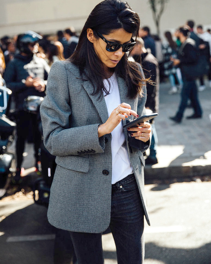 Quand le caract�re affirm� d'une pi�ce permet de faire tr�s simple sur le reste du look...