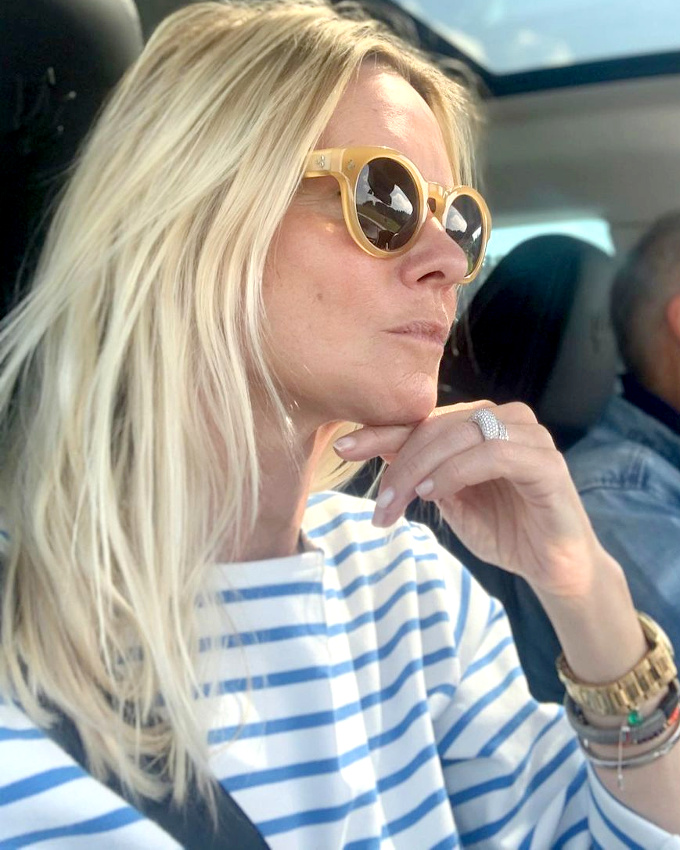 Lunettes de soleil ocre + marini�re = le bon mix