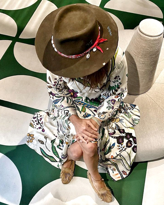 Robe romantique + chapeau de cowboy = le bon mix