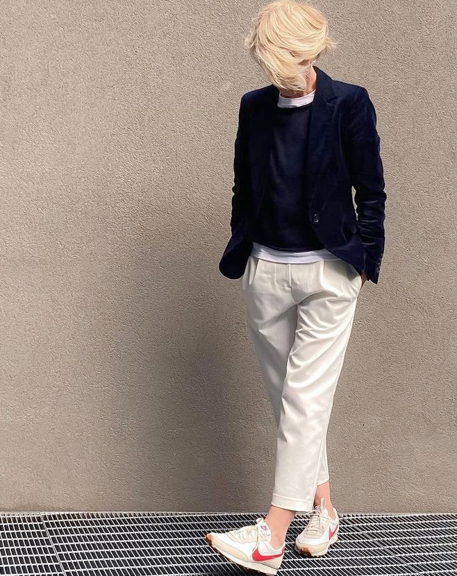 Rien de tel qu'un �clair orange pour rehausser le mix bleu marine/blanc cass� !