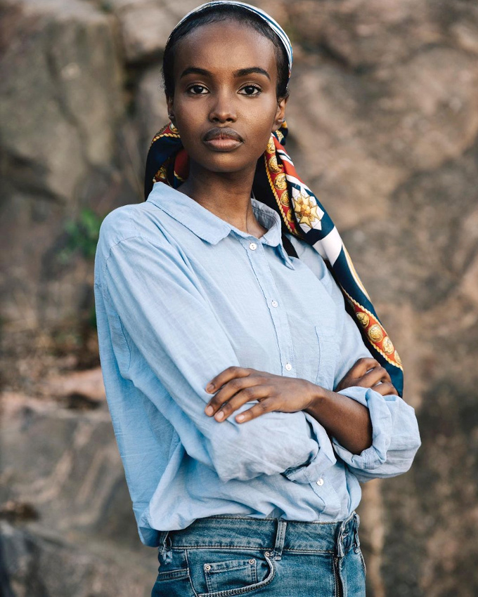 Toujours penser � twister un total look jean au contact d'un �l�gant accessoire !