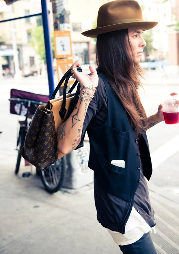 En parvenant � rendre le monogramme presque cool, cette jeune femme r�ussit un admirable tour de force !