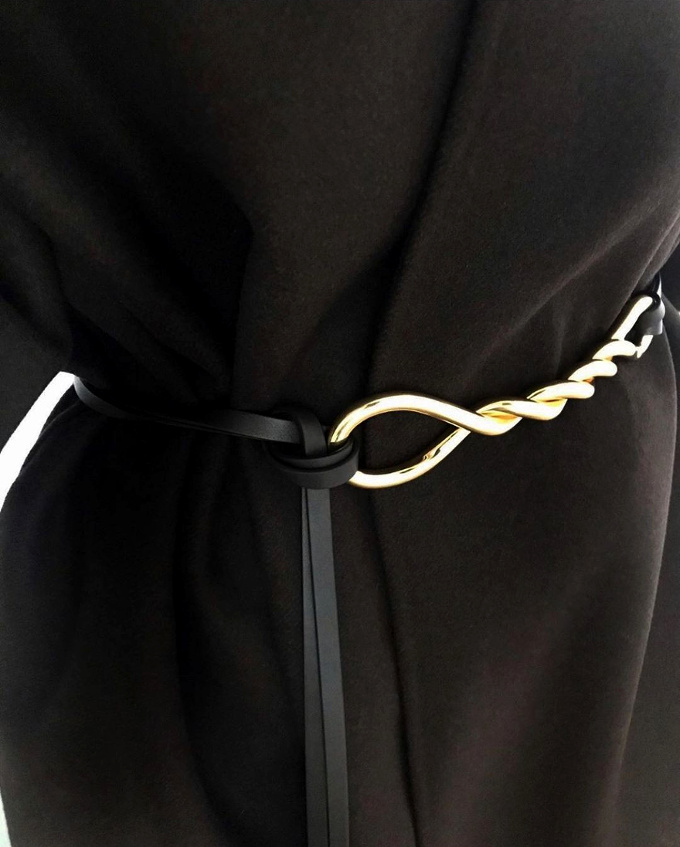 Lien de cuir + m�tal torsad� = le bon mix