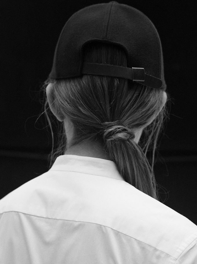 Rien de tel qu'une coiffure minimaliste pour accompagner une casquette de baseball !