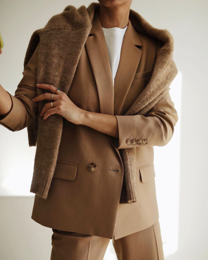 Costume caf� au lait + texture duveteuse + tee-shirt blanc = le bon mix