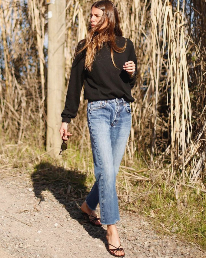 Agr�ment� d'une fine paire de sandales � talons, le duo sweat/jean boyfriend sort d�finitivement de l'anonymat