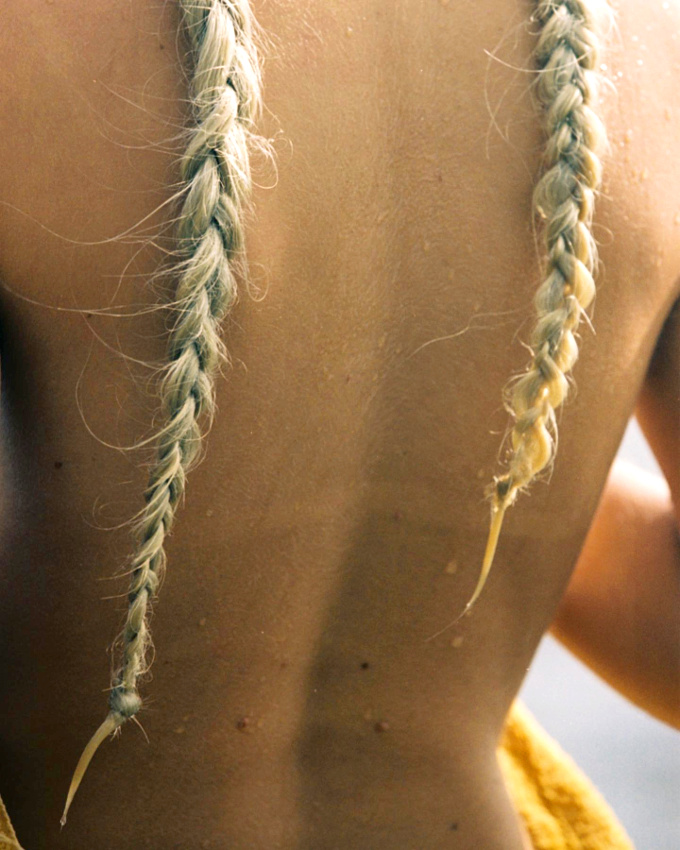 Blondeur + simplicit� + bronzage caramel = le bon mix