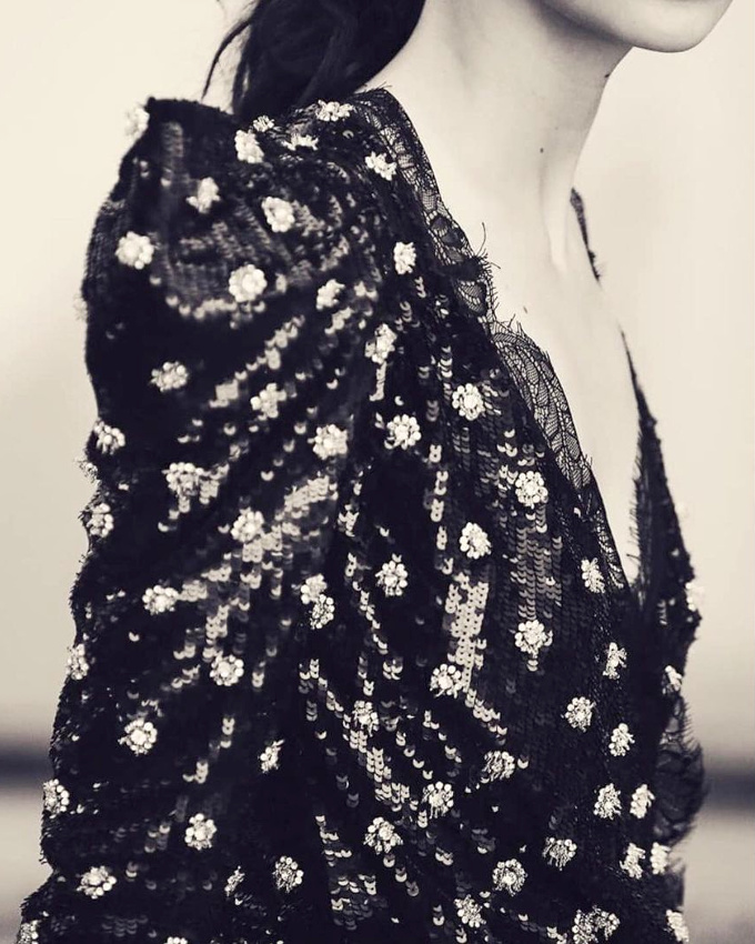 M�lant sequins r�glisses, dentelle d�licate et coupe audacieuse, cette petite robe noire a tout bon !