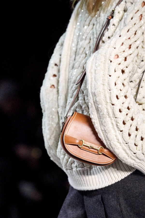 Pull cosy + mini sac seventies = le bon mix