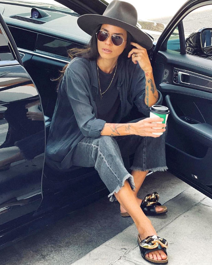 Oui aux looks boyish boost�s par un accessoire - ici les mules - audacieux et f�minin !