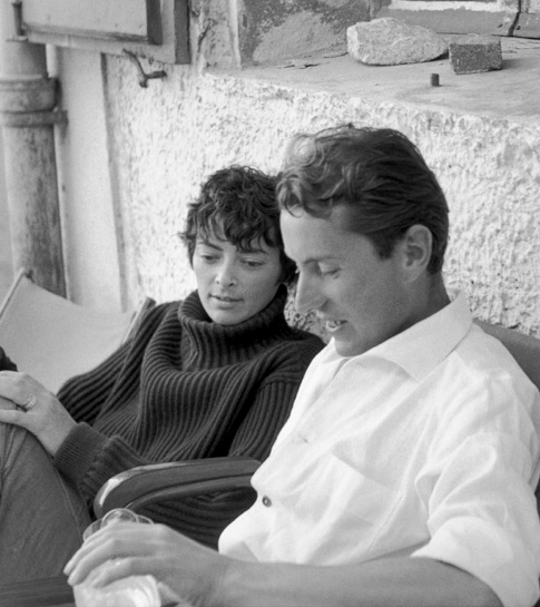 Cheveux cours qui rebiquent + �pais pull col roul� + visage mutin = le bon mix