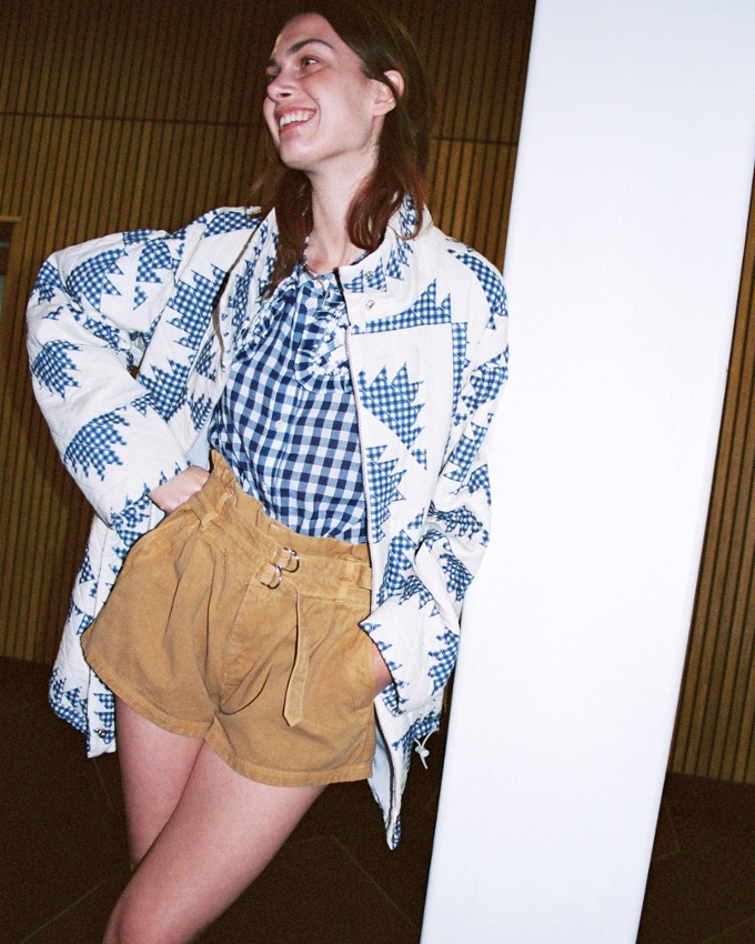 Veste patchwork bleu et blanc + chemise vichy bleue = le bon mix