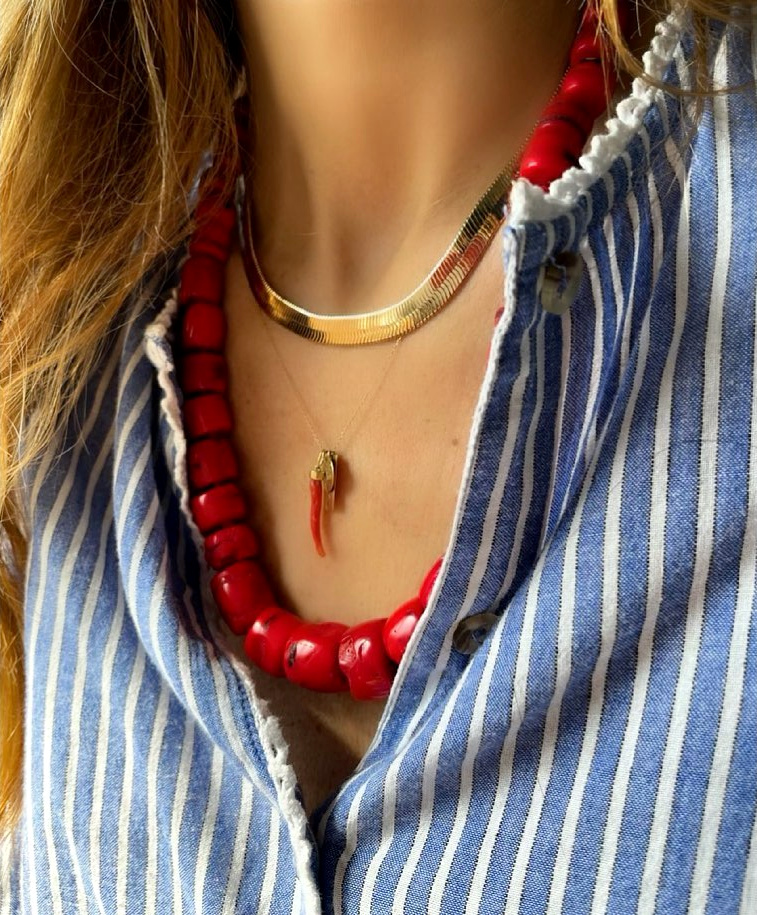 Fin collier dor� + grosses perles rouges + rayures bleu et blanc = le bon mix