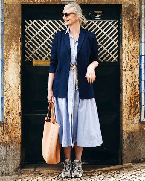 Rien de tel qu'un blazer bleu marine pour structurer une tenue pr�-estivale !