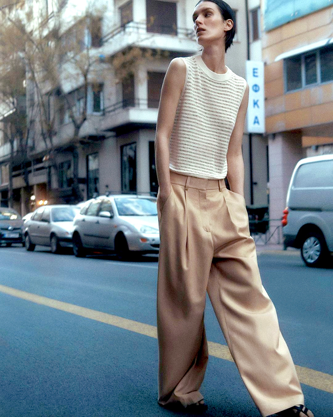 M�lant taille basse, jambe large et plis marqu�s, ce pantalon pourrait bien avoir l'envergure d'un classique