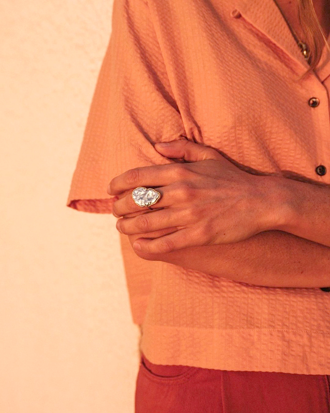 Duo casual solaire + bijou de caract�re = le bon mix