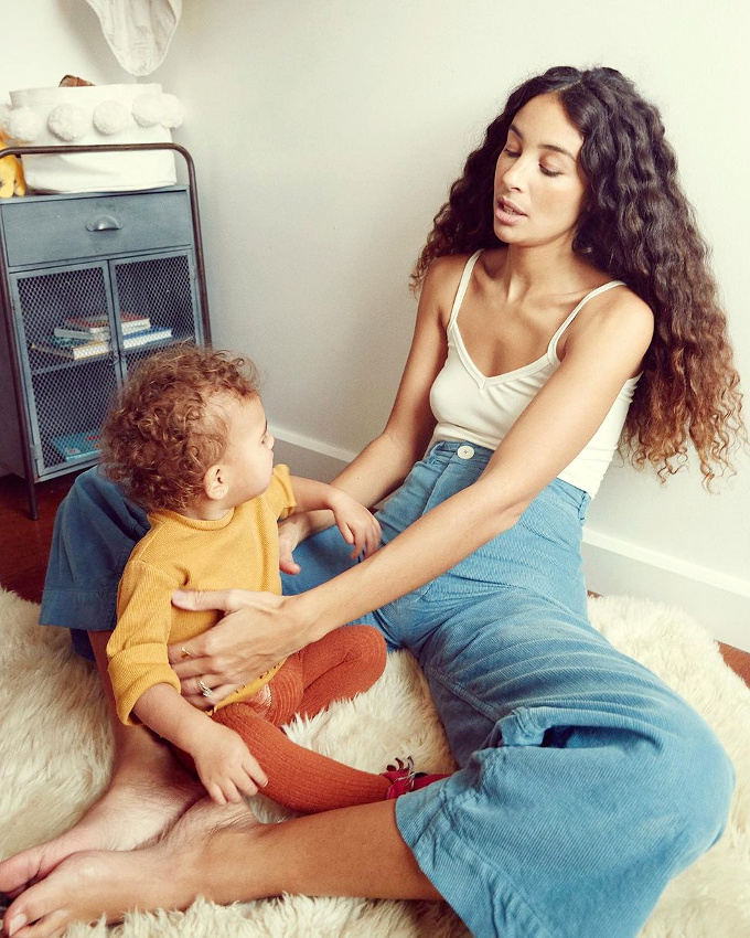 Pantalon large taille haute bleu azur + caraco blanc = le bon mix