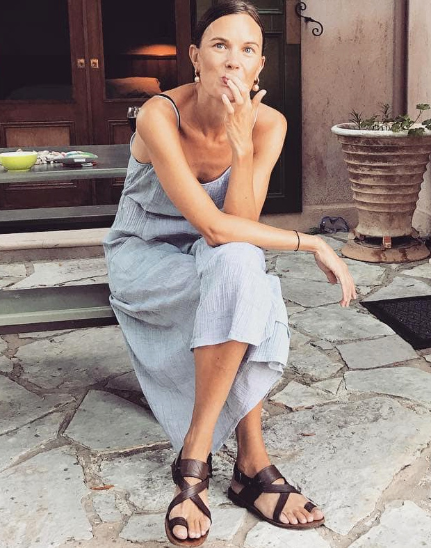 Rien de tel que le duo chic perles/coiffure tir�e pour twister une tenue monacale !