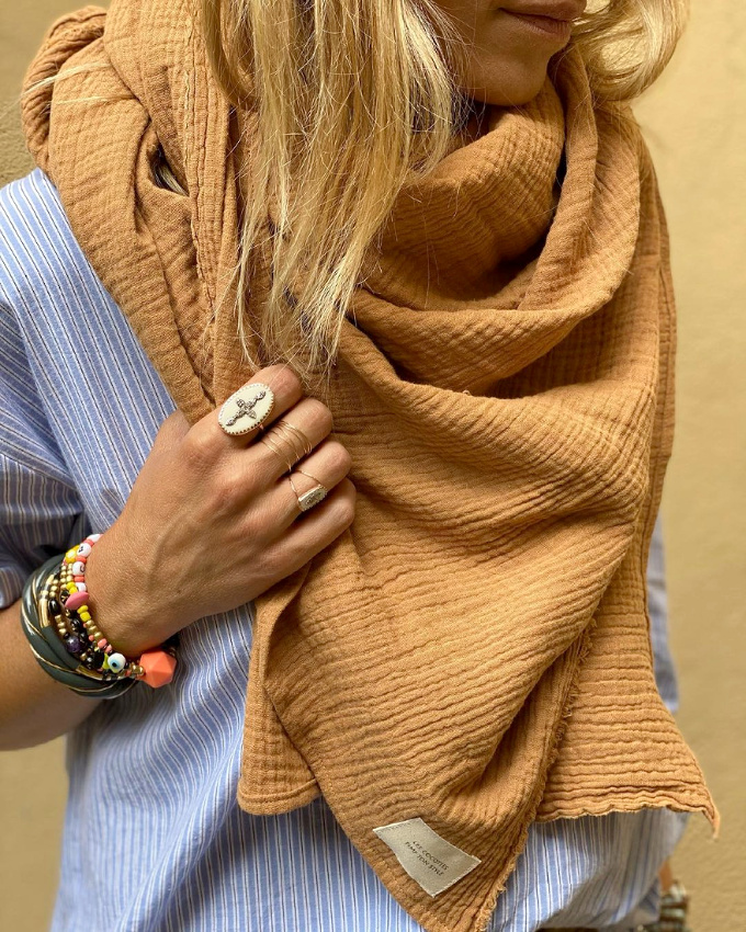 Wanted : un immense foulard caramel ultra dilu� !