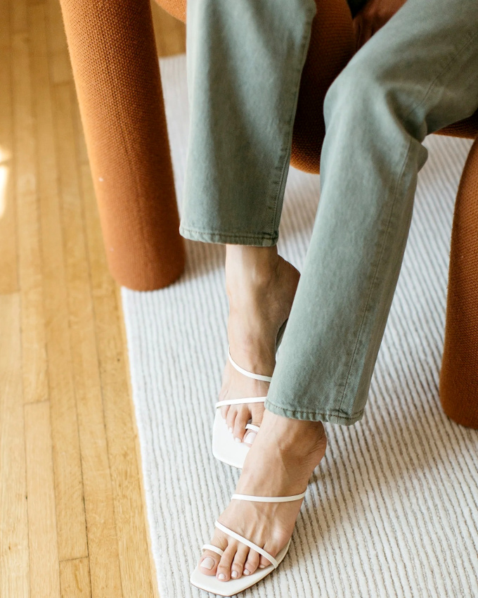 Jean droit + sandales ultra d�nud�es = le bon mix