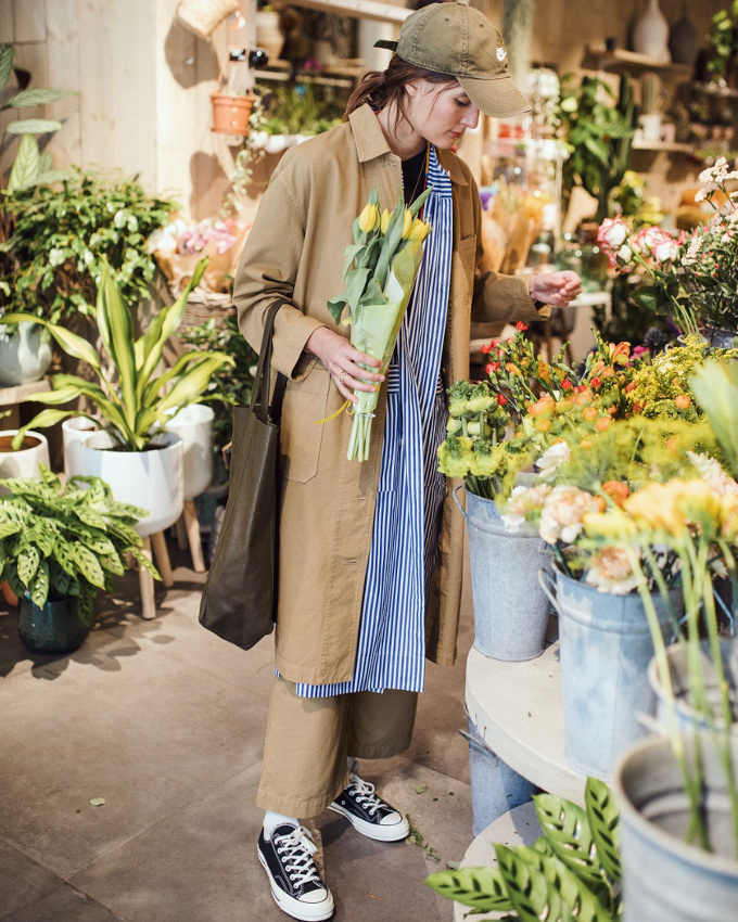 Robe chemise + pantalon en toile + casquette = le bon mix