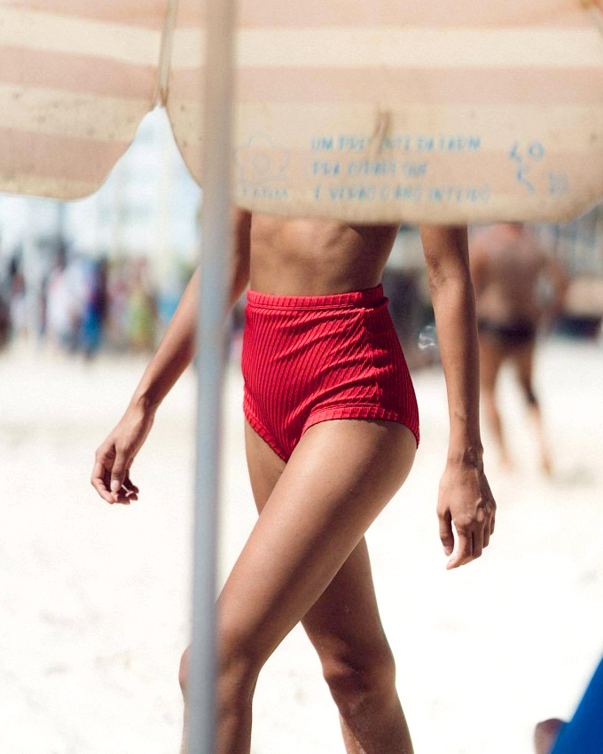 Pour ou contre la culotte de maillot de bain ultra taille haute ?