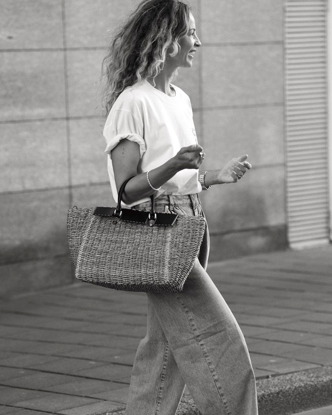 Jean large + cabas en raphia tress� = le bon mix