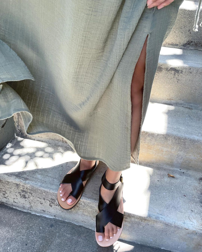 Pour ou contre les sandales enserrant le gros orteil ?