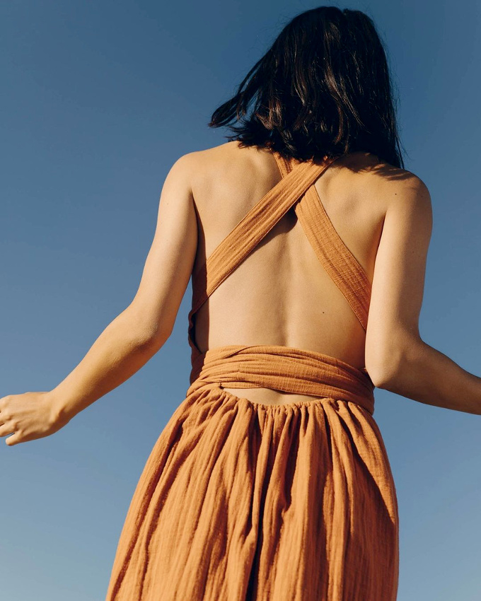 M�lant dos nu et teinte melon, cette robe ne manque de summer appeal !