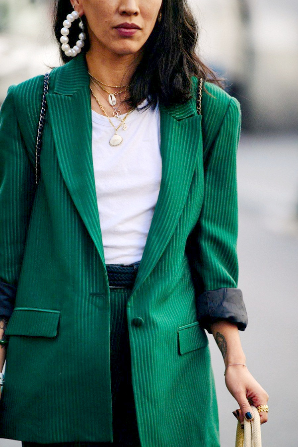 Rien de tel que le mix tee-shirt blanc/accumulation de fins colliers pour d�dramatiser un costume de couleur !