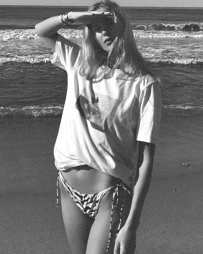 Mini bas de bikini + tee-shirt loose vintage = le bon mix