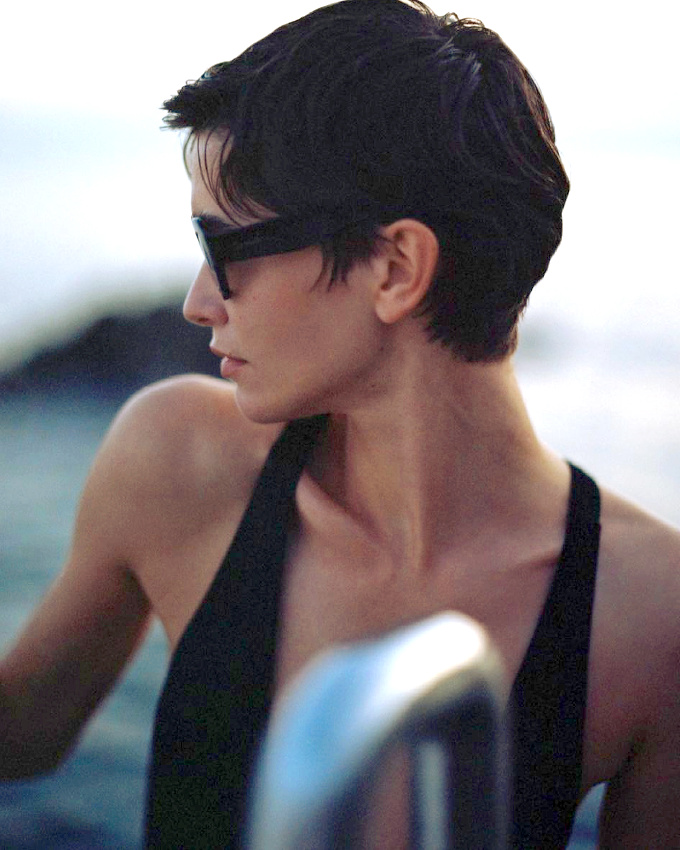 Maillot de bain noir une pi�ce ultra d�collet� + lunettes de soleil noires + coupe gar�onne = le bon mix