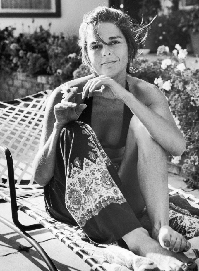 Un maillot de bain noir, un paro... what else ?