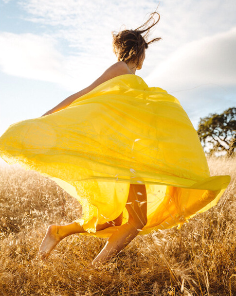 Joie de vivre + robe jaune = le bon mix
