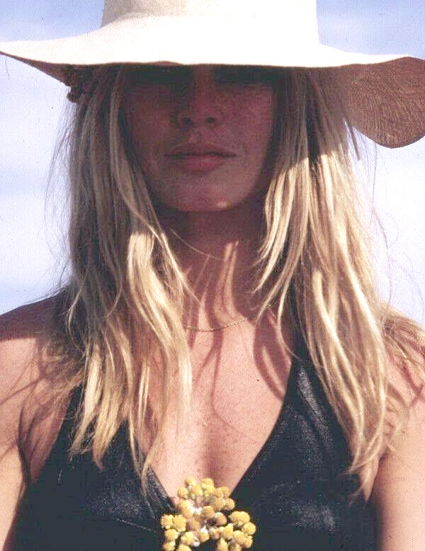 Blond dor� au soleil + d�collet� mouchet� de taches de rousseur + tr�s fin collier = le bon mix