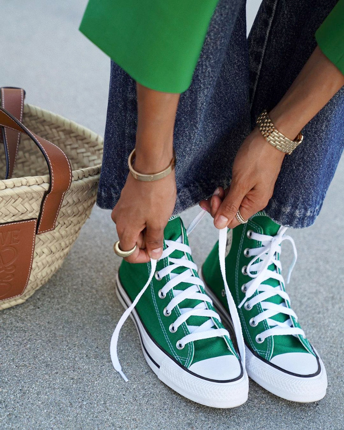 Wanted : une paire de converses vertes � porter avec du jean brut et du raphia tress� !