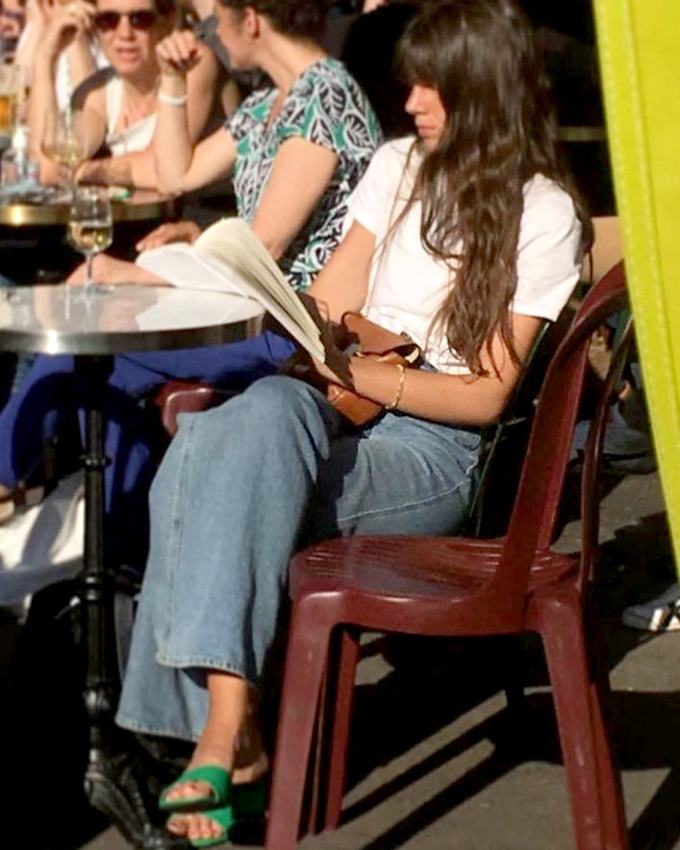 Rien de tel qu'une paire de sandales vertes pour booster le duo jean/tee-shirt blanc !